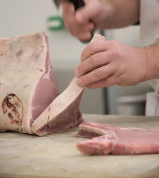 Boucher qui coupe de la viande