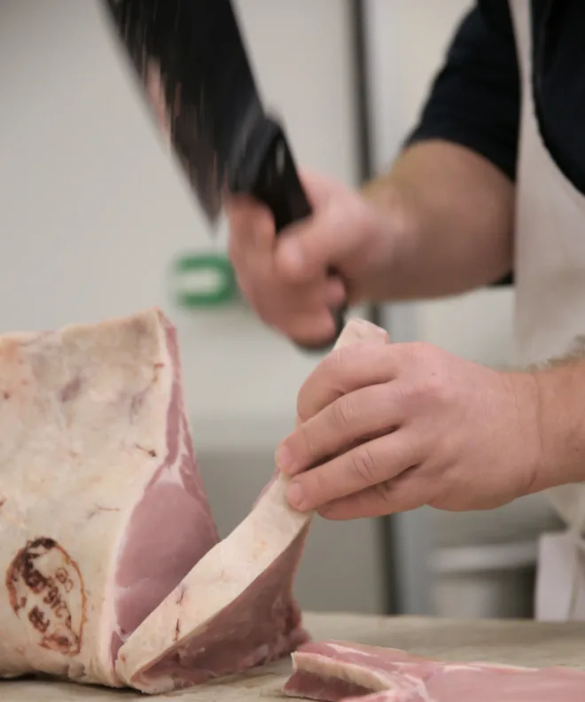 Un boucher qui coupe de la viande