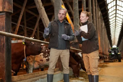 Deux éleveurs dans une ferme